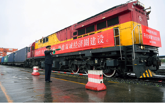 Frachtzug mit Ziel Europa verläßt chinesischen Bahnhof.
