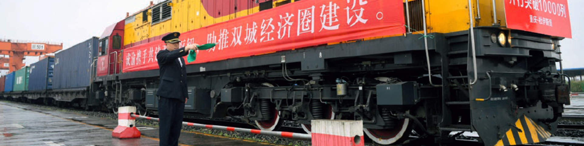 Frachtzug mit Ziel Europa verläßt chinesischen Bahnhof.